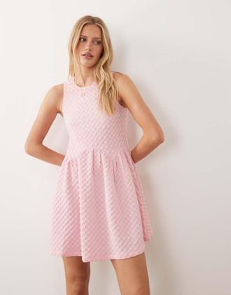 Vila Vestito corto testurizzato con fondo vaporoso rosa fiori di ciliegio