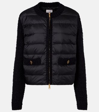 Moncler C&aacute;rdigan con cremallera, paneles de plumas y boucl&eacute;