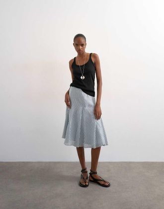 Topshop Gonna stropicciata monocromatica a righe con vita scesa e fondo con godet-Bianco