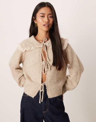 Glamorous Cardigan color avena allacciato sul davanti con volant e colletto-Marrone