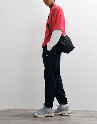 adidas Originals Essential - Joggers neri con fondo elasticizzato-Nero