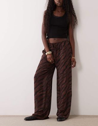 Gina Tricot Gina Tricot pantaloni a gamba larga in chiffon semitrasparente con stampa animalier zebra marrone