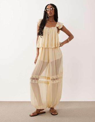 Miss Selfridge Tuta jumpsuit a palloncino &eacute;cru con inserti in pizzo-Bianco