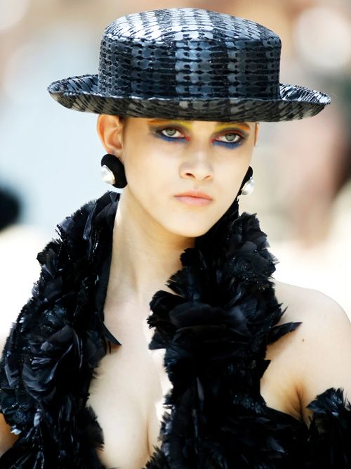 Come vestirsi in stile Chanel