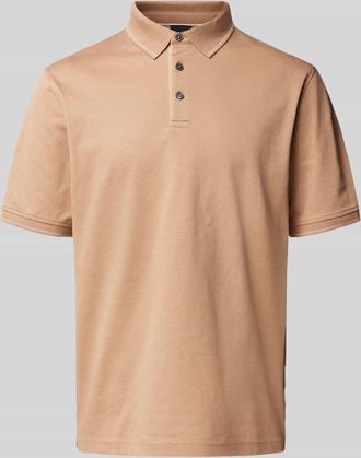 Bugatti Poloshirt mit Label-Detail in Camel, Gr&ouml;&szlig;e M