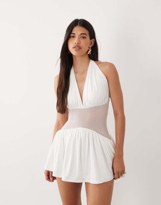 Aria Cove Vestito corto sinuoso bianco a doppio strato allacciato al collo con inserto in rete