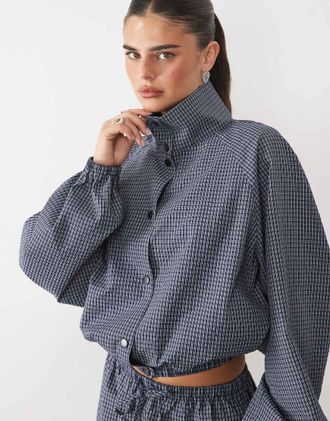 Missy Empire giacca coordinata in nylon con collo alto e fondo a palloncino a quadri blu