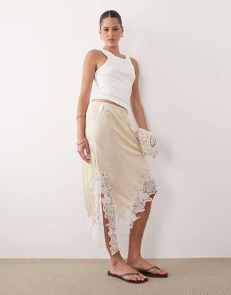 Miss Selfridge Gonna lunga asimmetrica in raso color latticello-Giallo