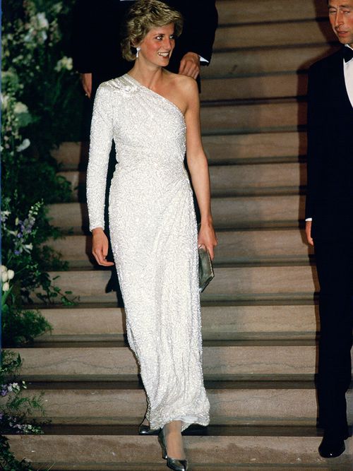 Lady Diana in einem weißen One-Shoulder-Kleid.