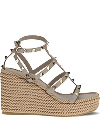 Valentino Garavani Rockstud wedge sandals - Toni neutri