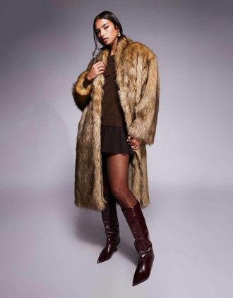 Aria Cove Cappotto taglio lungo oversize in pelliccia sintetica marrone con profili senza colletto