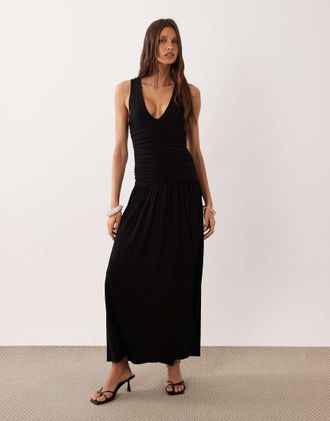 Mango Vestito lungo nero arricciato con scollo a V