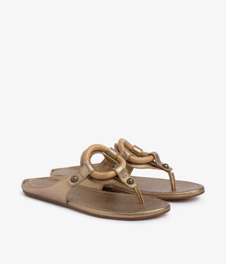 Pedro Garcia Flat thong sandal in metallic with oak wood chain |Patiie | Spring Summer 26 | PEDRO GARCIA