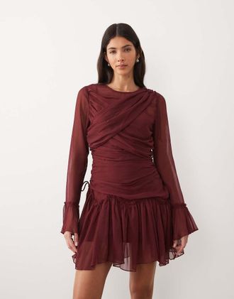 Asos Vestito corto bordeaux a maniche lunghe con volant e drappeggio-Rosso