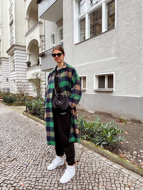 Streetstyle mit kariertem Shaket zu weißen Sneakers.