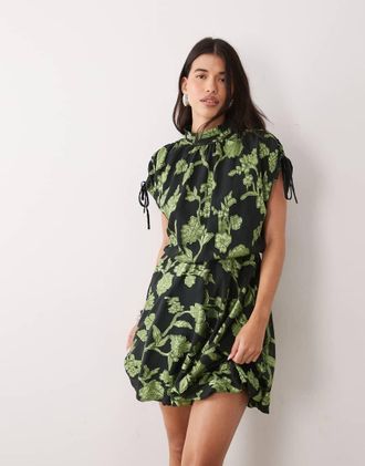 Vero Moda vestito mini jacquard con collo alto e dettaglio annodato in nero e verde muschio