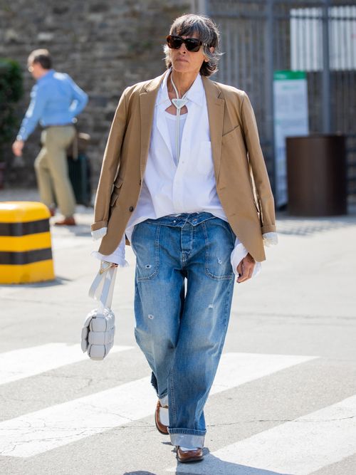 Fashion Stylist Ana Gimeno Brugada trägt ein Oversized Hemd zur Boyfriend Jeans