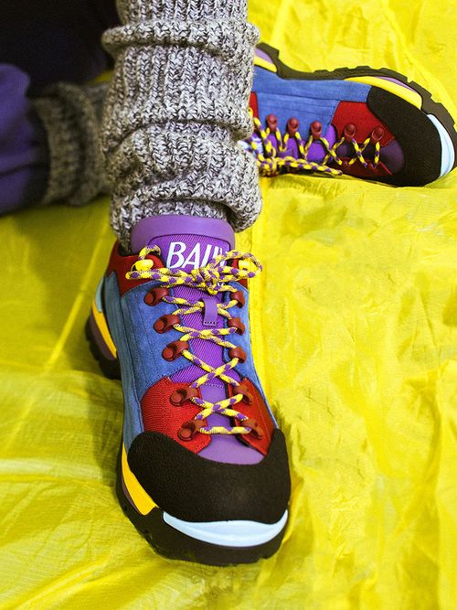 Bunte Bally Hike Wanderschuhe mit grauen Socken.