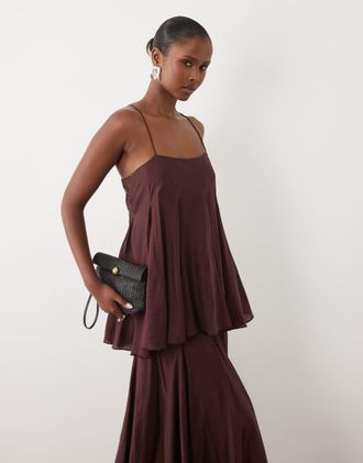 Asos premium vestito maxi a canottiera con balze e gonna con fondo godet in prugna cioccolato-Marrone