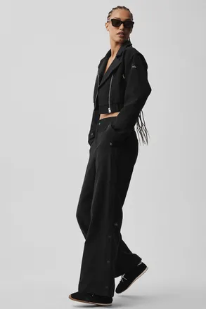 Alo | Mid-Rise Cosmopolitan Snap Pants in Black, Size: Medium
