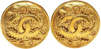 Chanel Orecchini Grapevine tondi a clip con motivo CC e placcatura oro 1996