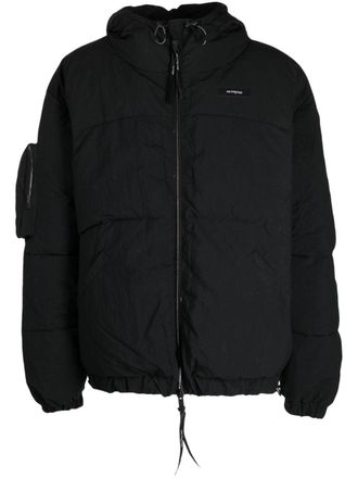 ISO.POETISM logo-patch hooded padded jacket - men - Nylon/Polyester/Polyamide - M - Black