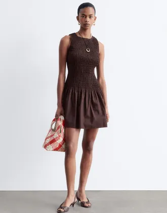 & Other Stories Vestito grembiule corto marrone cioccolato con vita scesa