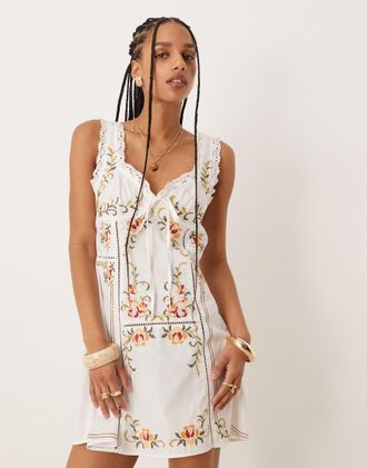 Asos Vestito corto bianco ricamato con laccetti sul bustino
