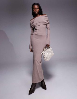 Aria Cove Vestito lungo in maglia color mocha con arricciatura e scollo alla Bardot ampio-Marrone