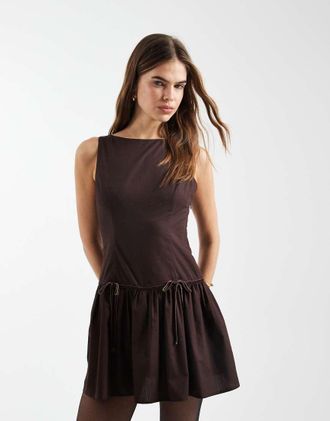 Hollister Vestito corto marrone allacciato in vita con scollo squadrato