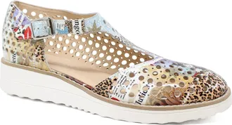 Django & Juliette Womens Offhand Wedge Sandals In Collage Print Patent Leather