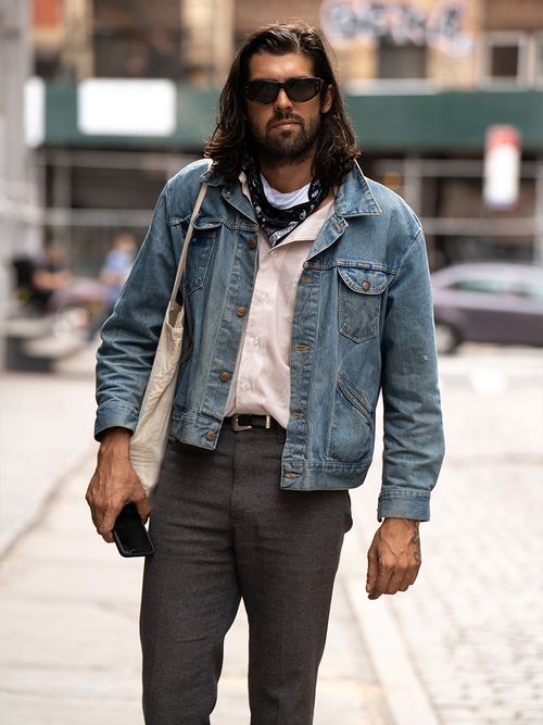 Streetstyle mit weißem Hemd, grauer Hose, Jeansjacke und einem Bandana.