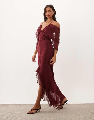 Asos vestito maxi con spalle scoperte, taglio sbieco e fondo asimmetrico in berry-Rosso