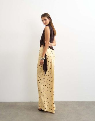 Topshop Gonna lunga in raso color latticello con stampa a pois e taglio sbieco-Giallo