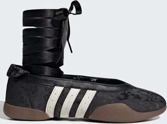 adidas Originals Taekwondo mei ballerine in nero core e bianco sporco
