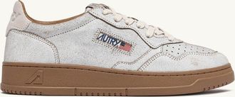 Autry MEDALIST LOW SNEAKERS IN WHITE AND TOBACCO BROWN SCRAPED EFFECT SUEDE