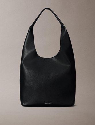 Calvin Klein Bolso curvado Slouchy de grano de guijarro