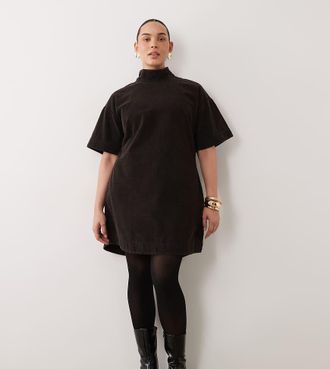 Asos Curve ASOS DESIGN Curve vestito corto a trapezio in velluto a coste slavato con collo alto nero