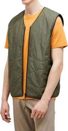Peak Performance Insulated Reversible Vest In Pine Needle/black