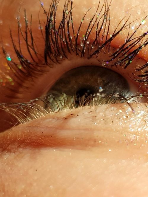 Close-up von einem Auge, das mit Glitzer Mascara geschminkt ist.