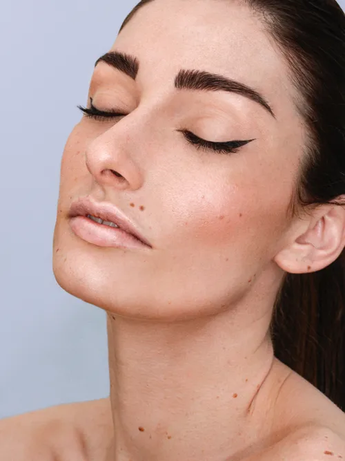 Beauty Shot von einer Frau mit perfekten Augenbrauen und exakt-geschminkten Lidstrich.