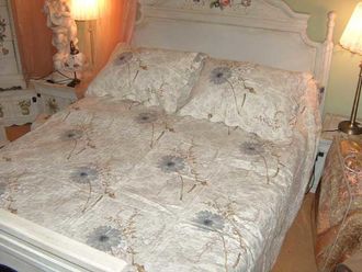 OEM Colcha De Algod&oacute;n Con Dise&ntilde;o Floral En Patchwork - Color Crema Y Gris, Reversible, Incluye Fundas De Almohada