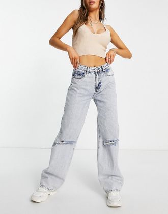 NA-KD Jeans mit weitem Bein in Hellblau mit Acid-Waschung und Zierrissen