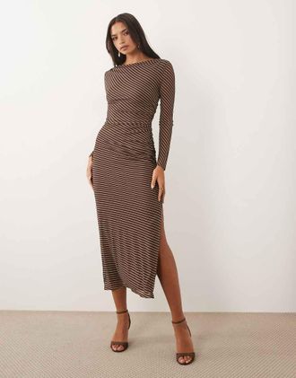 Forever New Vestito lungo con scollo a barchetta in rete marrone a righe-Verde