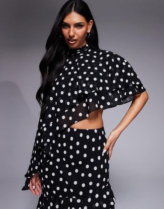 Forever New Crop top asimmetrico in chiffon a pois monocromatico in coordinato-Nero