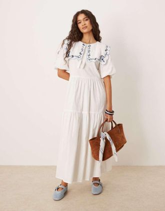 Neon Rose Vestito midi bianco ricamato con maniche a sbuffo