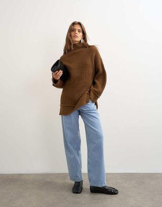 Topshop maglione oversize lavorato a maglia con collo alto, cuciture arrotolate e lana marrone