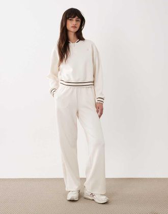 A|X Armani Exchange Pantaloni &eacute;cru con bordi a contrasto e zip corta in coordinato-Bianco