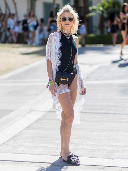 Caro Daur in badpak met hoge hals