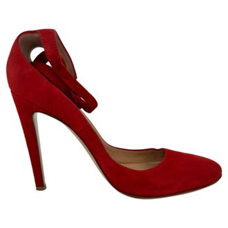 Gianvito Rossi Gianvito Rossi Ronde-Neus Bandjes Pumps in Rode Su&egrave;de